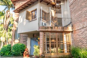 Casa em Condomínio à venda com 166m², 3 dormitórios, 1 suíte, 1 vaga, no bairro Jardim Isabel em Porto Alegre