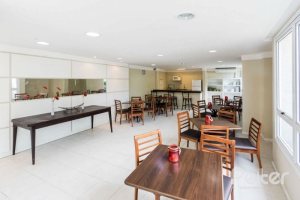 Apartamento à venda com 65m², 2 dormitórios, 1 suíte, 1 vaga, no bairro Cristal em PORTO ALEGRE