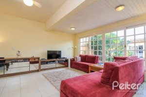 Casa à venda com 312m², 3 dormitórios, 2 suítes, 2 vagas, no bairro Ipanema em Porto Alegre