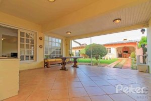 Casa à venda com 312m², 3 dormitórios, 2 suítes, 2 vagas, no bairro Ipanema em Porto Alegre