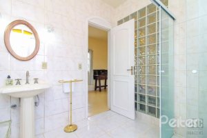 Casa à venda com 312m², 3 dormitórios, 2 suítes, 2 vagas, no bairro Ipanema em Porto Alegre