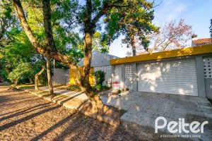 Casa à venda com 300m², 5 dormitórios, 5 suítes, 4 vagas, no bairro Jardim Isabel em Porto Alegre