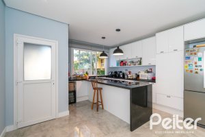 Casa à venda com 300m², 5 dormitórios, 5 suítes, 4 vagas, no bairro Jardim Isabel em Porto Alegre