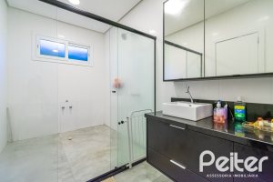 Casa à venda com 300m², 5 dormitórios, 5 suítes, 4 vagas, no bairro Jardim Isabel em Porto Alegre