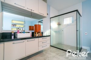 Casa à venda com 300m², 5 dormitórios, 5 suítes, 4 vagas, no bairro Jardim Isabel em Porto Alegre