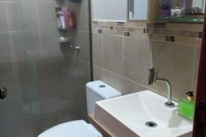 Casa à venda com 107m², 3 dormitórios, 1 suíte, 3 vagas, no bairro Guarujá em Porto Alegre