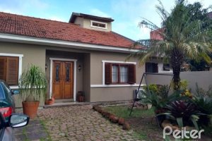 Casa à venda com 107m², 3 dormitórios, 1 suíte, 3 vagas, no bairro Guarujá em Porto Alegre