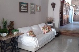 Casa à venda com 107m², 3 dormitórios, 1 suíte, 3 vagas, no bairro Guarujá em Porto Alegre