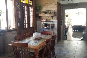 Casa à venda com 107m², 3 dormitórios, 1 suíte, 3 vagas, no bairro Guarujá em Porto Alegre