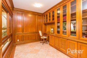 Casa à venda com 1107m², 4 dormitórios, 4 suítes, 8 vagas, no bairro Vila Assunção em Porto Alegre