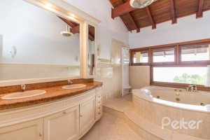 Casa à venda com 1107m², 4 dormitórios, 4 suítes, 8 vagas, no bairro Vila Assunção em Porto Alegre