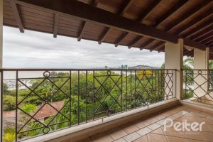 Casa à venda com 1107m², 4 dormitórios, 4 suítes, 8 vagas, no bairro Vila Assunção em Porto Alegre