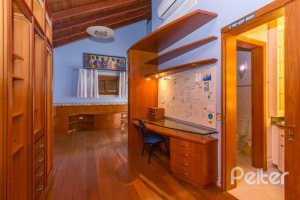 Casa à venda com 1107m², 4 dormitórios, 4 suítes, 8 vagas, no bairro Vila Assunção em Porto Alegre