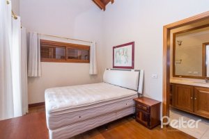 Casa à venda com 1107m², 4 dormitórios, 4 suítes, 8 vagas, no bairro Vila Assunção em Porto Alegre