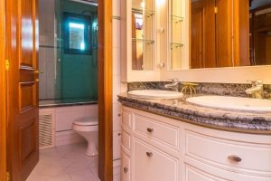 Casa à venda com 1107m², 4 dormitórios, 4 suítes, 8 vagas, no bairro Vila Assunção em Porto Alegre