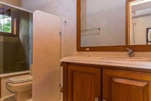 Casa à venda com 1107m², 4 dormitórios, 4 suítes, 8 vagas, no bairro Vila Assunção em Porto Alegre