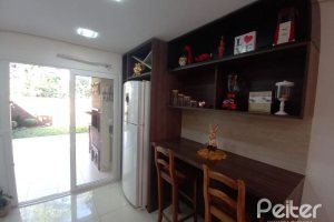 Casa à venda com 118m², 3 dormitórios, 1 suíte, 2 vagas, no bairro Hípica em Porto Alegre