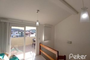 Casa à venda com 118m², 3 dormitórios, 1 suíte, 2 vagas, no bairro Hípica em Porto Alegre