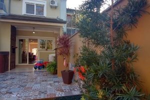 Casa à venda com 118m², 3 dormitórios, 1 suíte, 2 vagas, no bairro Hípica em Porto Alegre