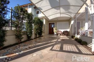 Casa à venda com 118m², 3 dormitórios, 1 suíte, 2 vagas, no bairro Hípica em Porto Alegre