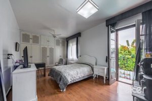 Casa à venda com 377m², 4 dormitórios, 3 suítes, 4 vagas, no bairro Vila Assunção em Porto Alegre