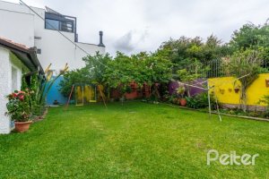 Casa à venda com 377m², 4 dormitórios, 3 suítes, 4 vagas, no bairro Vila Assunção em Porto Alegre