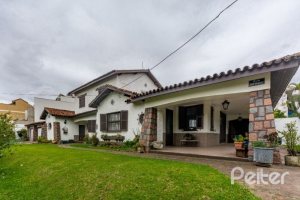 Casa à venda com 377m², 4 dormitórios, 3 suítes, 4 vagas, no bairro Vila Assunção em Porto Alegre