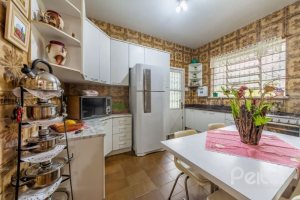 Casa à venda com 377m², 4 dormitórios, 3 suítes, 4 vagas, no bairro Vila Assunção em Porto Alegre