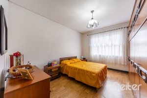 Casa à venda com 377m², 4 dormitórios, 3 suítes, 4 vagas, no bairro Vila Assunção em Porto Alegre