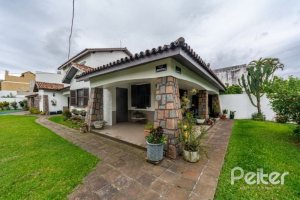 Casa à venda com 377m², 4 dormitórios, 3 suítes, 4 vagas, no bairro Vila Assunção em Porto Alegre