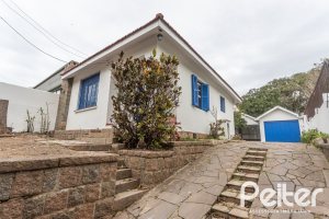 Casa à venda com 110m², 2 dormitórios, 2 vagas, no bairro Tristeza em Porto Alegre