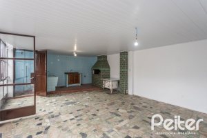 Casa à venda com 110m², 2 dormitórios, 2 vagas, no bairro Tristeza em Porto Alegre