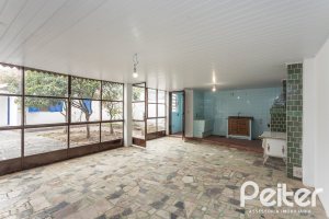 Casa à venda com 110m², 2 dormitórios, 2 vagas, no bairro Tristeza em Porto Alegre