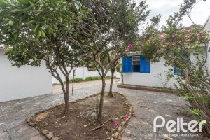 Casa à venda com 110m², 2 dormitórios, 2 vagas, no bairro Tristeza em Porto Alegre