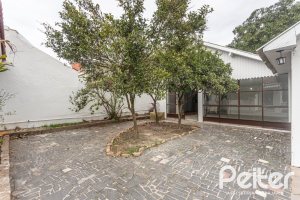 Casa à venda com 110m², 2 dormitórios, 2 vagas, no bairro Tristeza em Porto Alegre