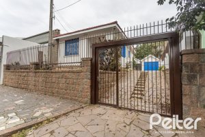Casa à venda com 110m², 2 dormitórios, 2 vagas, no bairro Tristeza em Porto Alegre