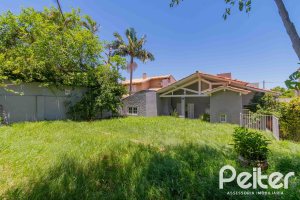 Casa à venda com 134m², 2 dormitórios, 2 suítes, 2 vagas, no bairro Vila Assunção em Porto Alegre