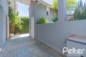 Casa à venda com 134m², 2 dormitórios, 2 suítes, 2 vagas, no bairro Vila Assunção em Porto Alegre