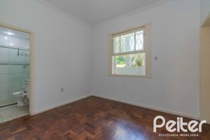 Casa à venda com 134m², 2 dormitórios, 2 suítes, 2 vagas, no bairro Vila Assunção em Porto Alegre