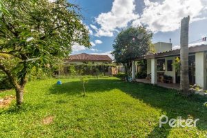 Casa à venda com 234m², 3 dormitórios, 1 suíte, 3 vagas, no bairro Vila Assunção em Porto Alegre