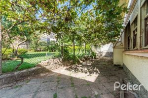 Casa à venda com 234m², 3 dormitórios, 1 suíte, 3 vagas, no bairro Vila Assunção em Porto Alegre