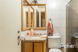 Casa à venda com 234m², 3 dormitórios, 1 suíte, 3 vagas, no bairro Vila Assunção em Porto Alegre