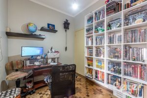 Casa à venda com 234m², 3 dormitórios, 1 suíte, 3 vagas, no bairro Vila Assunção em Porto Alegre