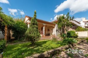 Casa à venda com 234m², 3 dormitórios, 1 suíte, 3 vagas, no bairro Vila Assunção em Porto Alegre