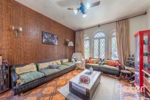 Casa à venda com 234m², 3 dormitórios, 1 suíte, 3 vagas, no bairro Vila Assunção em Porto Alegre