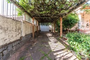 Casa à venda com 234m², 3 dormitórios, 1 suíte, 3 vagas, no bairro Vila Assunção em Porto Alegre