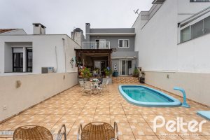 Casa em Condomínio à venda com 132m², 3 dormitórios, 1 suíte, 2 vagas, no bairro Vila Nova em PORTO ALEGRE