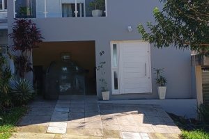 Casa em Condomínio à venda com 132m², 3 dormitórios, 1 suíte, 2 vagas, no bairro Vila Nova em PORTO ALEGRE