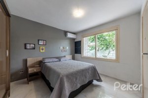 Casa à venda com 143m², 3 dormitórios, 2 suítes, 1 vaga, no bairro Ipanema em Porto Alegre