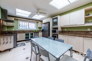 Casa em Condomínio à venda com 449m², 3 dormitórios, 3 suítes, 6 vagas, no bairro Terra Ville em PORTO ALEGRE